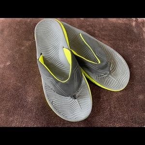 Men’s Black/Lime Green Flip flops, size 8/9